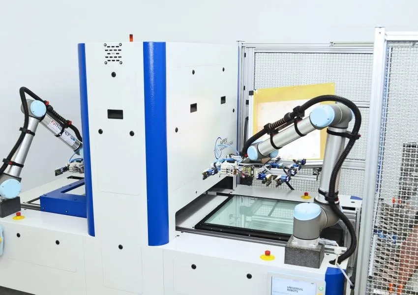 Messanlage ixM CYC 1.0 mit zwei Roboterarmen
