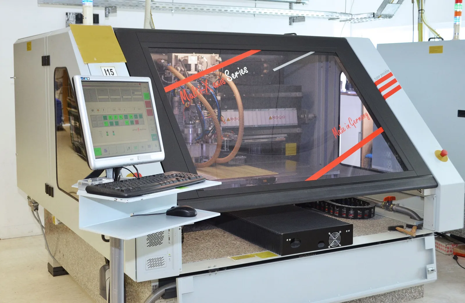 Bohr- und Fräsmaschine mit Bedienpult und Bildschirm in der Produktionshalle